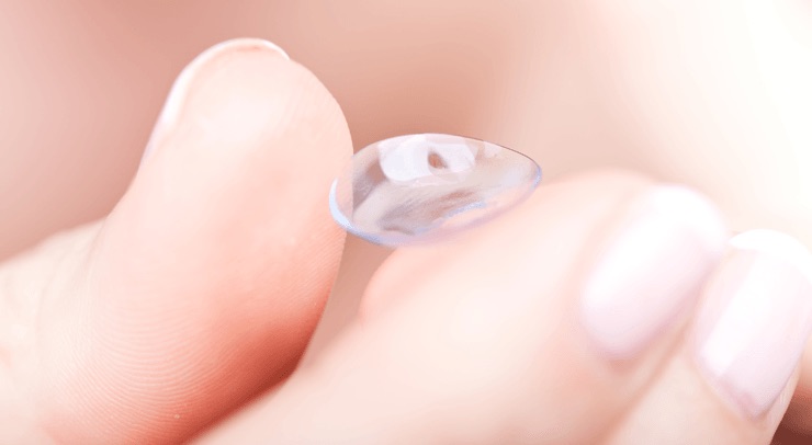 Zachte contactlens op een vingertop