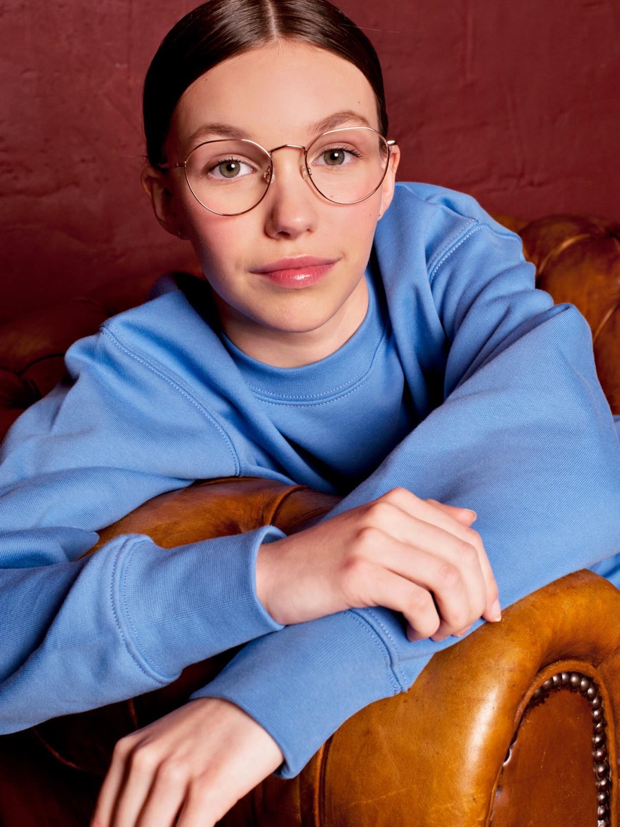 Jonge vrouw met ANM-montuur
