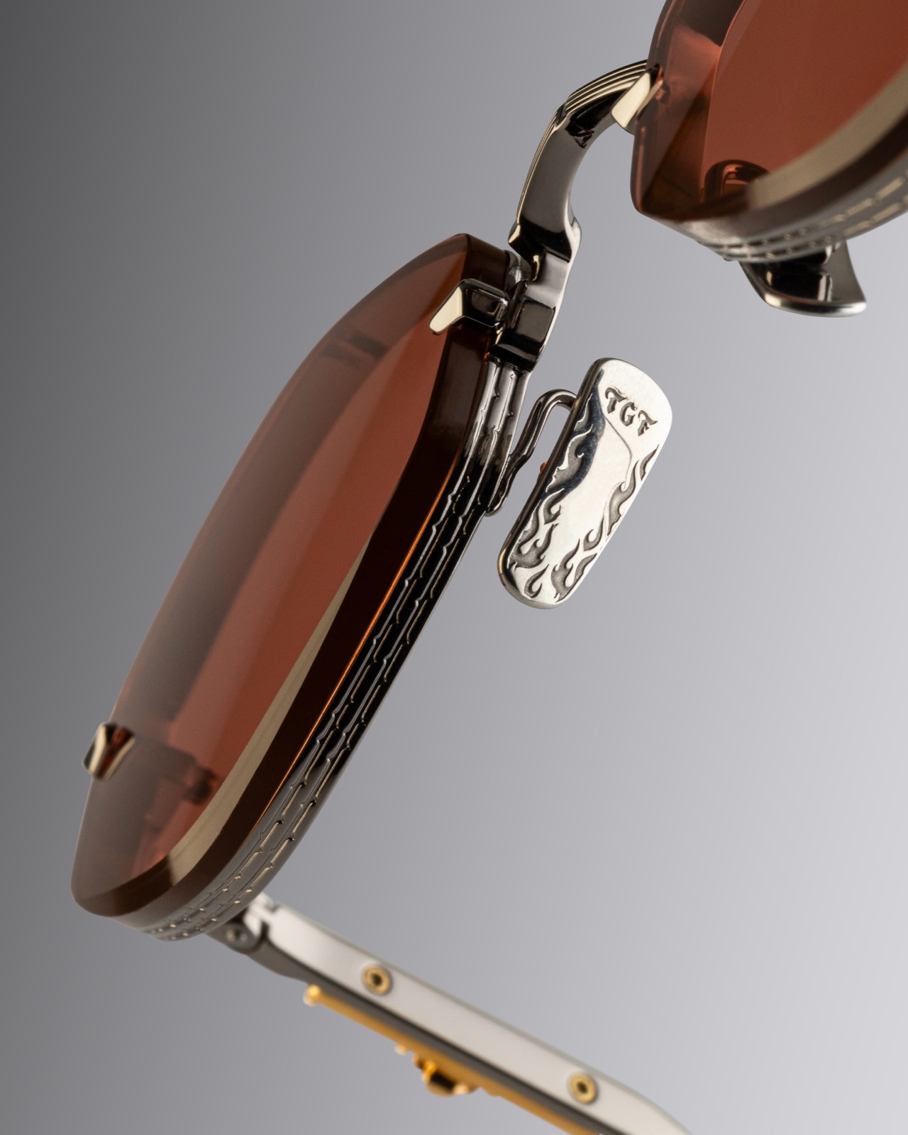 Gouden klinknagel-detail van een Cutler and Gross-montuur
