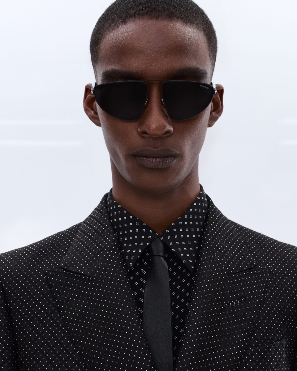 Man met TOM FORD-zonnebril in close-up